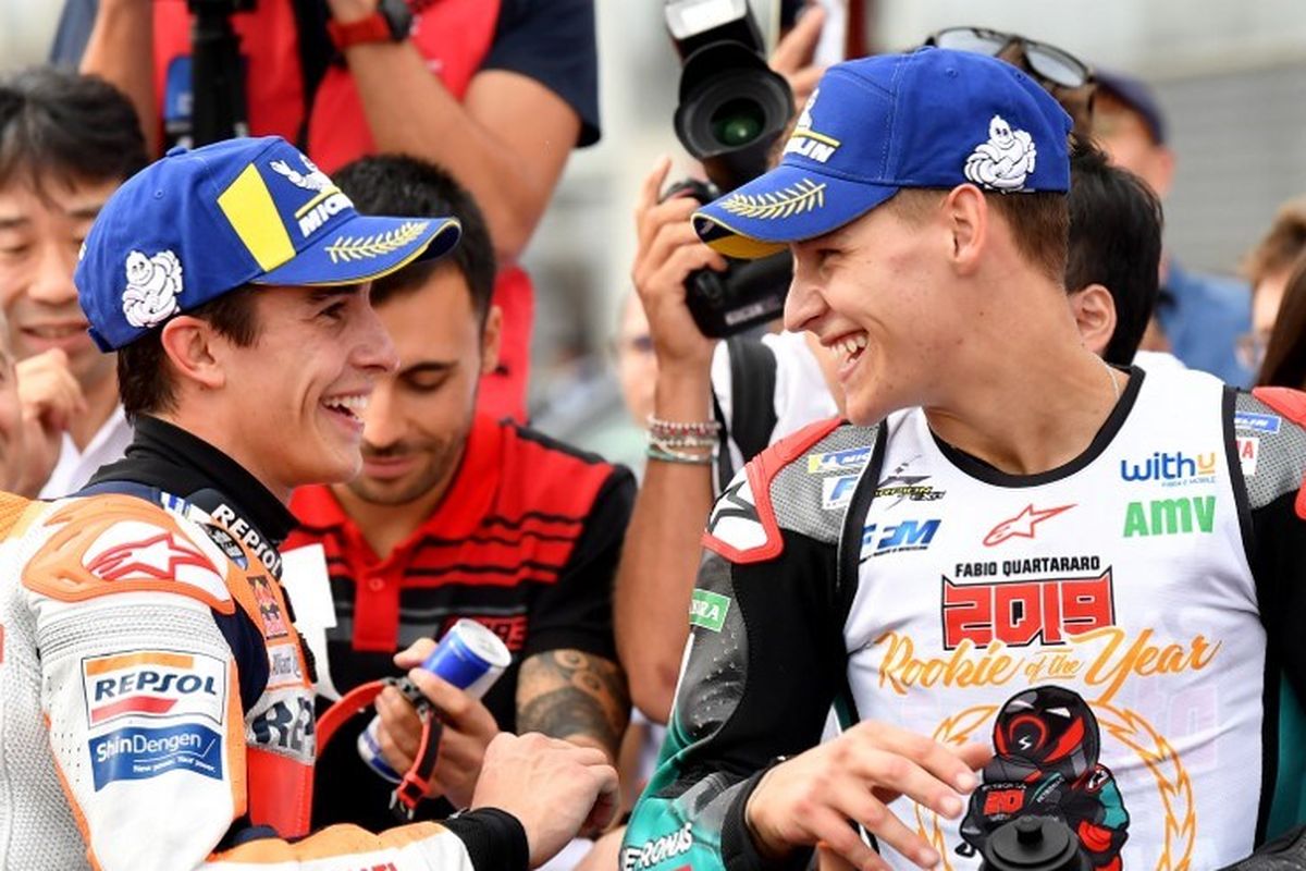 Pemenang Grand Prix Jepang Pembalap Repsol Honda Team Marc Marquez dari Spanyol (L) mengobrol dengan pembalap Petronas Yamaha SRT Yamaha Fabio Quartararo dari Prancis (kanan) di parc ferme setelah kelas MotoGP Jepang Motorcyle Grand Prix di sirkuit Twin Ring Motegi di Motegi , Prefektur Tochigi pada 20 Oktober 2019.