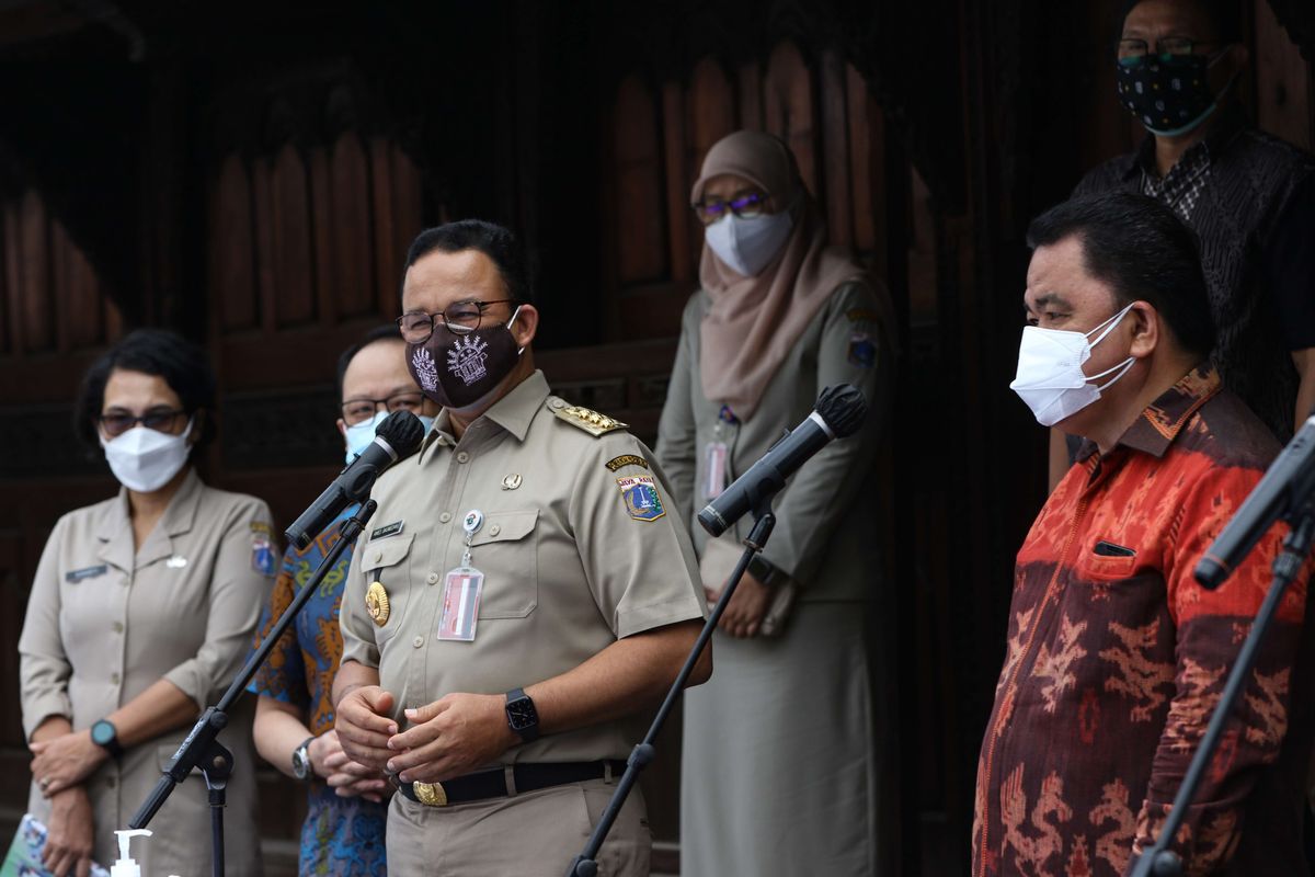 Gubernur DKI Jakarta, Anies Baswedan memberi sambutan usai menyaksikan proses vaksinasi Covid-19 di Sentra Vaksinasi KG di Bentara Budaya Jakarta, Palmerah Selatan, Jakarta Pusat, Senin (28/6/2021). Vaksinasi kerjasama Dewan Pers dan Kompas Gramedia ini bertepatan dengan HUT ke-56 Harian  Kompas. Target peserta vaksinasi sebanyak 10.000 pekerja media.