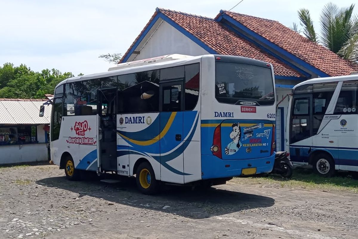 Bus DAMRI untuk layanan angkutan perintis di Sukabumi