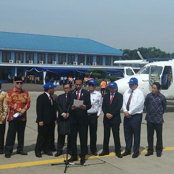 Presiden Joko Widodo memberi keterangan kepada pers di Bandara Halim Perdanakusuma, Jakarta, Jumat (10/11/2017).