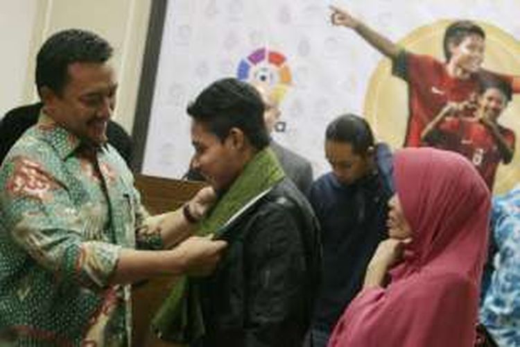 Menteri Pemuda dan Olahraga, Imam Nahrawi, memberikan sarung kepada Evan Dimas jelang keberangkatan ke Spanyol. 