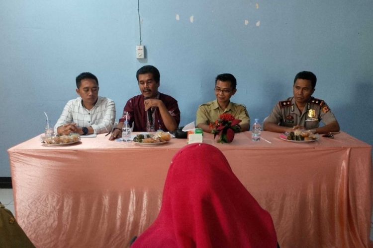 Tim penanganan perkara pidana anak saat menyampaikan hasil keputusannya di Polsek Cibadak, Sukabumi, Jawa Barat, Selasa (15/8/2017).