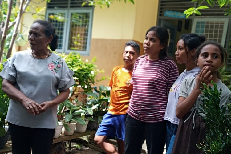 Foto: Mama Mari Dasilva (kiri) bersama anak-anaknya di SOS Children's Village Flores Maumere.