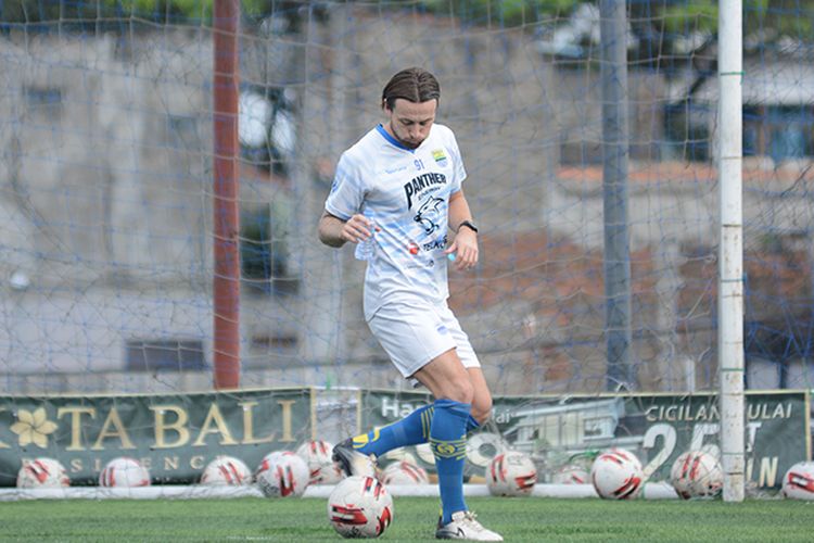 Marc Anthony Klok, mengikuti sesi latihan bersama Persib Bandung di Soccer Republik, Kota Bandung, Jumat (2/7/2021).