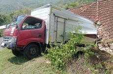 Tak Kuat Menanjak, Truk Boks Timpa Balai Padukuhan di Gunungkidul