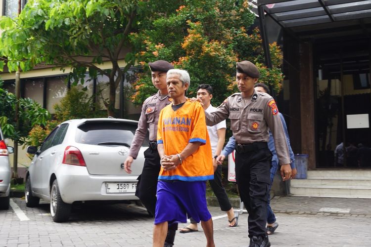 Predator anak, Rahmat Hidayat, di Mapolresta Sidoarjo, Selasa (17/12/2024).