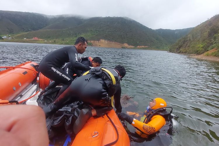 Proses evakuasi korban terakhir kecelakaan lalu lintas di danau Anggi 