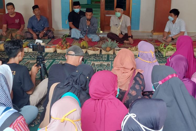 Ganjar mengunjungi Desa Wadas, Purworejo, terkait peristiwa penangkapan warga. Minggu (13/2/2022).