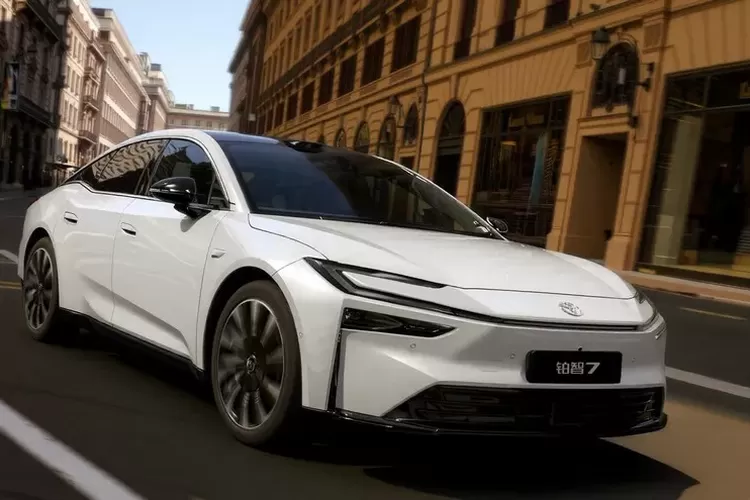 Toyota bZ7 Debut di China, 1 Jam Kantongi 3.100 Pesanan