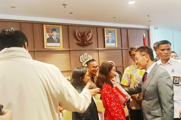 Penuhi Panggilan Menteri PKP, Bos Lippo Group Salaman dengan Konsumen Meikarta
