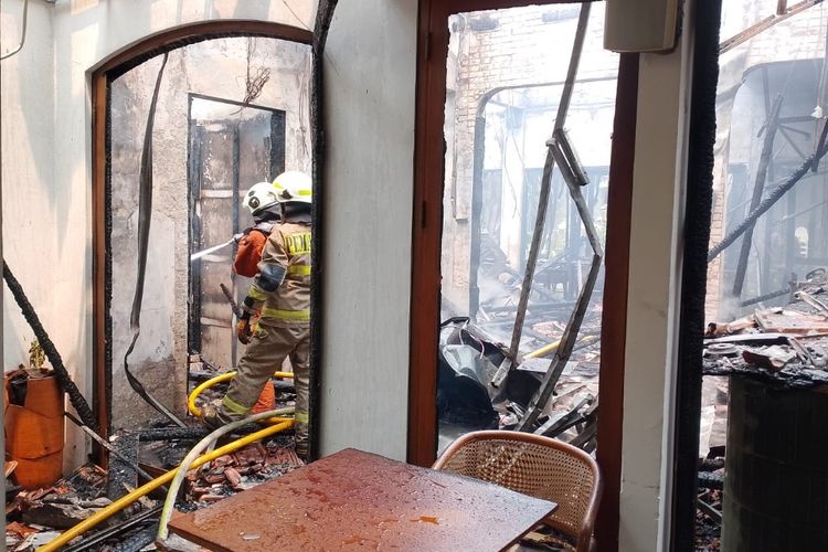 Restoran Pizza di Melawai Jaksel Terbakar, Api Muncul dari Cerobong Exhaust Fan