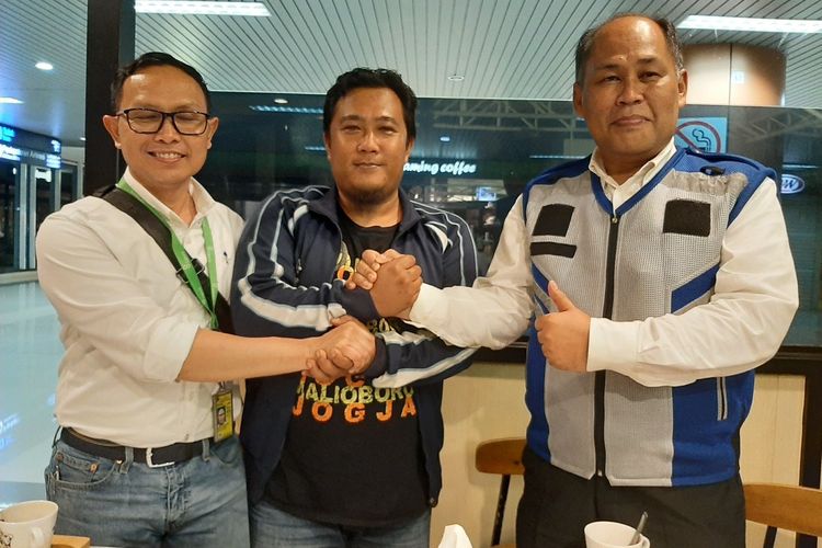 Rendy Lesmana (tengah) bersalaman dengan pihak Garuda Indonesia tanda damai terkait kasus hilangnya burung kicau berjenis kacer seharga Rp 150 juta di dalam bagasi pesawat Garuda.