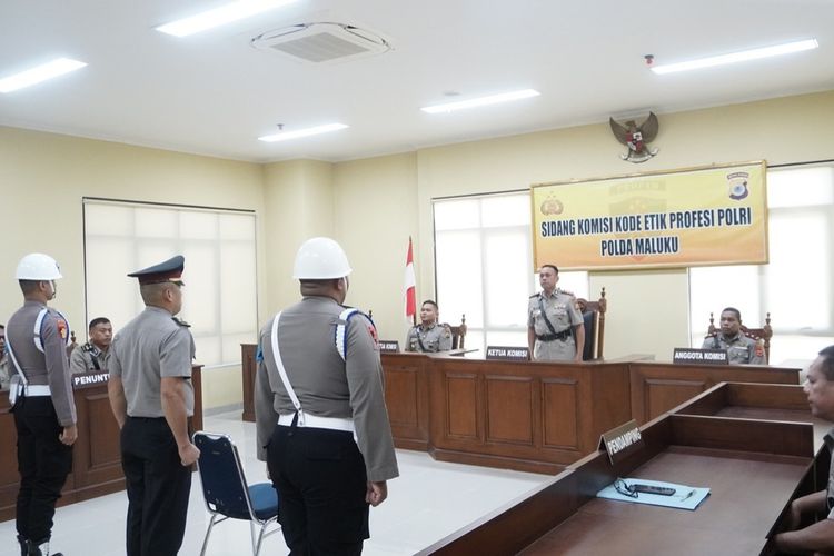 Perwira Polda Maluku, Iptu TK alias Thomas dipecat dengan tidak hormat saat menjalani sidang kode etik di Polda Maluku, Rabu (14/9/2022)
