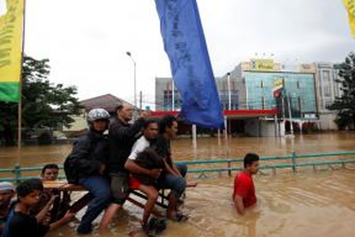 Banjir kembali menutup akses Jalan Abdullah Syafei yang menghubungkan Casablanca dan Jatinegara, Jakarta, Sabtu (18/1). Curan hujan yang masih tinggi mengakibatkan debit air Sungai Ciliwung meningkat dan membanjiri pemukiman warga di Bukit Duri dan Kampung Melayu, Jakarta. 