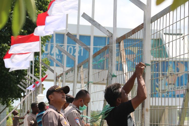 Proses pemasangan dan pembagian bendera merah putih, Merauke, Papua, Kamis (11/8/2022)
