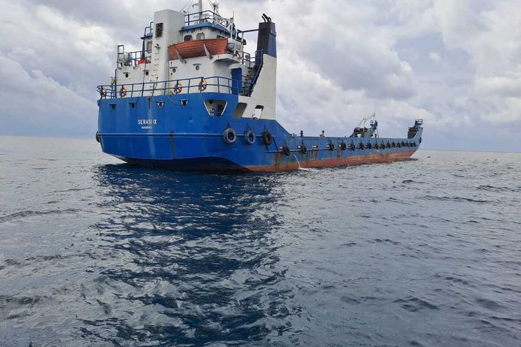 Kapal Serasi IX ukuran 790 gross tonnage (GT) yang berlayar dari arah Kalimantan menuju Jakarta itu dilaporkan nelayan menabrak terumbu karang di perairan Dusun Legon Cikmas, Desa Karimunjawa di titik koordinat Gosong Seloka pada 9 Februari. 