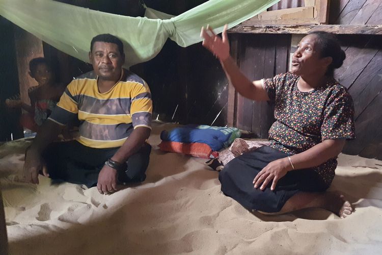 Rony dan istri saat berada di dalam kamar tidur yang hanya beralaskan pasir. 