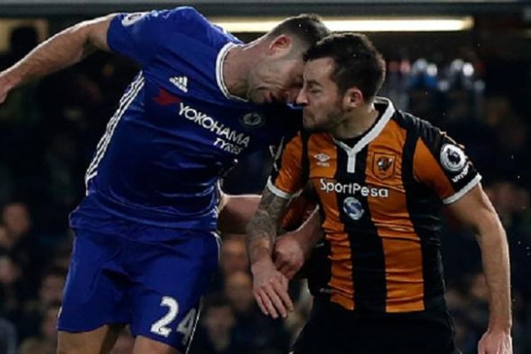 Kepala Gary Cahill dan Ryan Mason mengalami benturan saat mencoba menyambut bola pada pertandingan Chelsea kontra Hull City di Stamford Bridge, Minggu (22/1/2017).