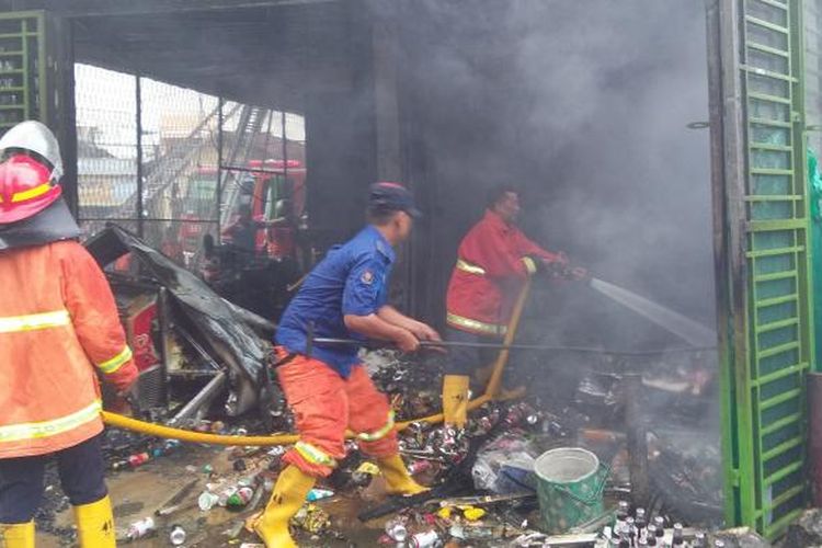 Petugas pemadam kebakaran Pemko Pematangsiantar saat berusaha memadamkan api di toko grosir Jalan Pane, Pematangsiantar, Kamis (2/2/2017) sore. 