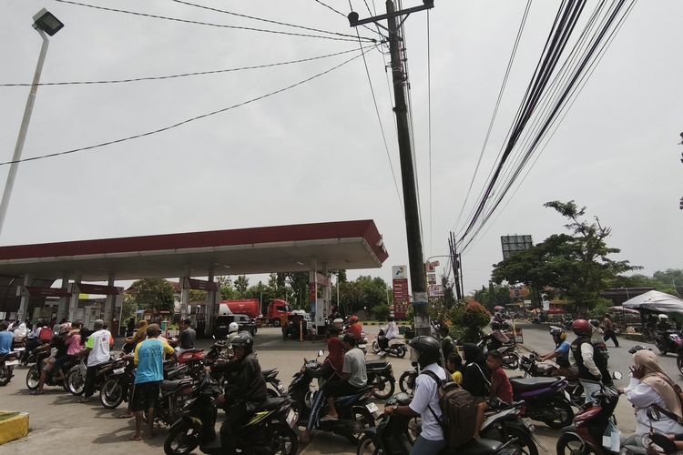 Jelang Kenaikan Harga BBM, Antrean Mengular di SPBU Jawa Tengah