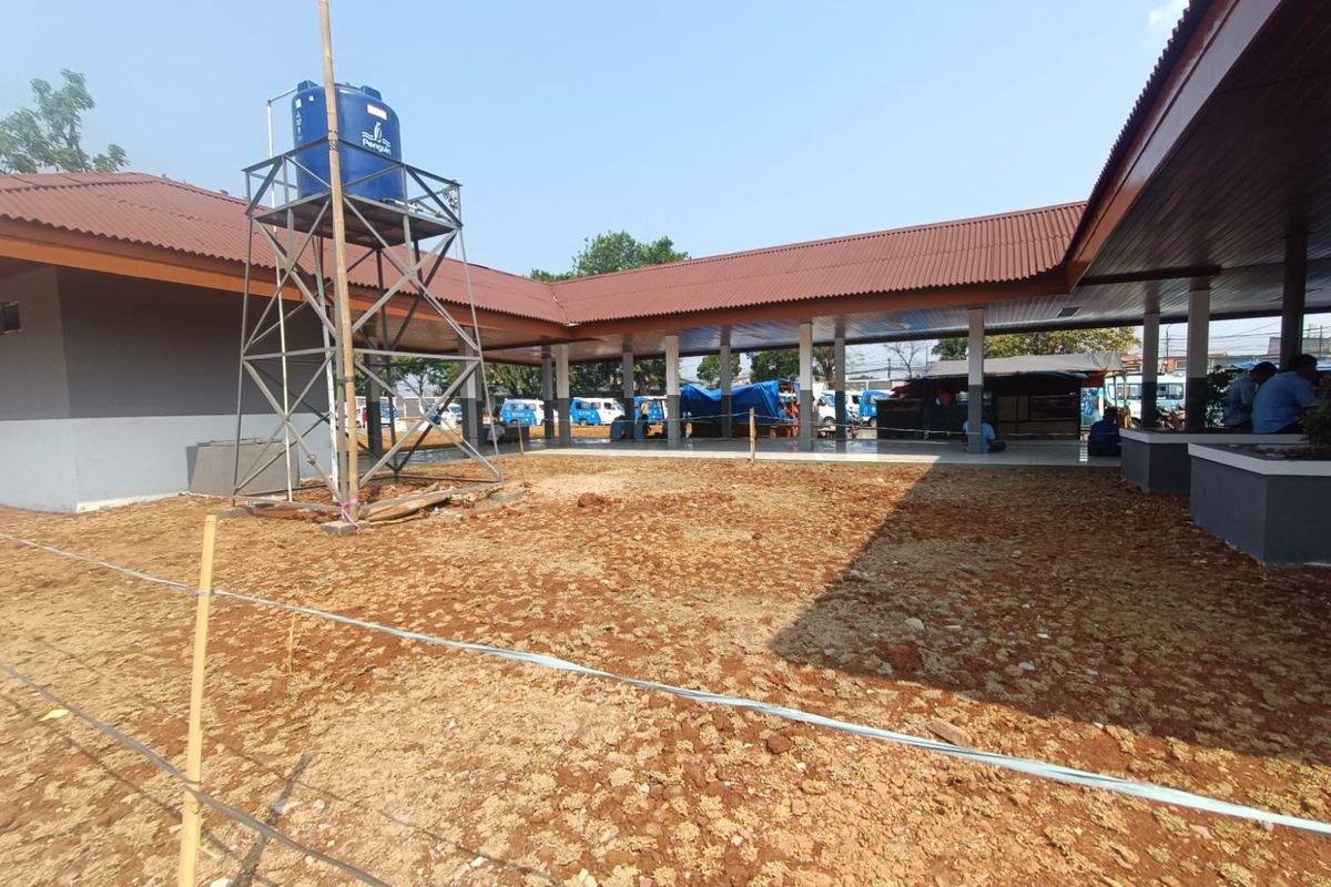 Lahan kosong bekas lapak pedagang dan bangunan ilegal yang bakal diubah menjadi taman di Terminal Pulogadung, Jakarta Timur, Rabu (11/10/2023).
