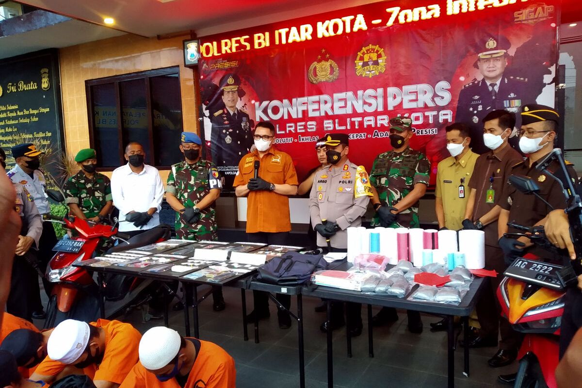 Konferensi pers pengungkapan peredaran bubuk peledak petasan dan narkoba di halaman Kantor Polres Blitar Kota, Senin (25/4/2022)