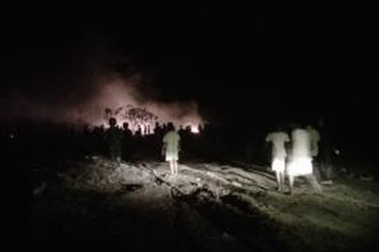 Dari kejauhan warga menyaksikan kebakaran sampah di TPSA Banyuurip, Desa Banyuurip, Kecamatan Tegalrejo, Kabupaten Magelang, Jawa Tengah, Jumat (2/10/2015).