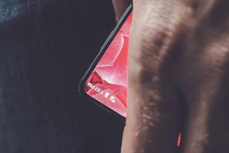 Bapak Android, Andy Rubin, pamer ponsel buatannya yang dikatakan bakal mengalahkan iPhone dan Pixel. Sekilas mirip Mi Mix.
