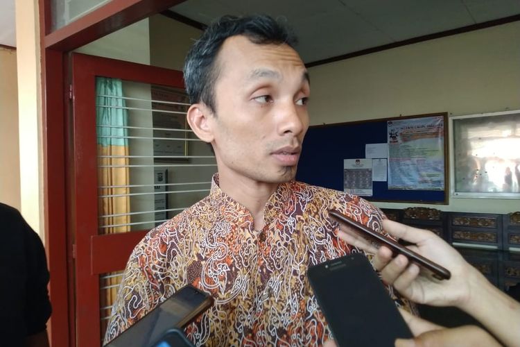 Andi Wasis, komisioner KPU Jember saat memberikan keterangan pada media