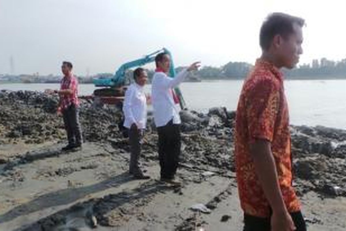 Gubernur DKI Jakarta Joko Widodo meninjau pembuatan waduk Marunda, Jakarta Utara, Jumat (14/3/2014).