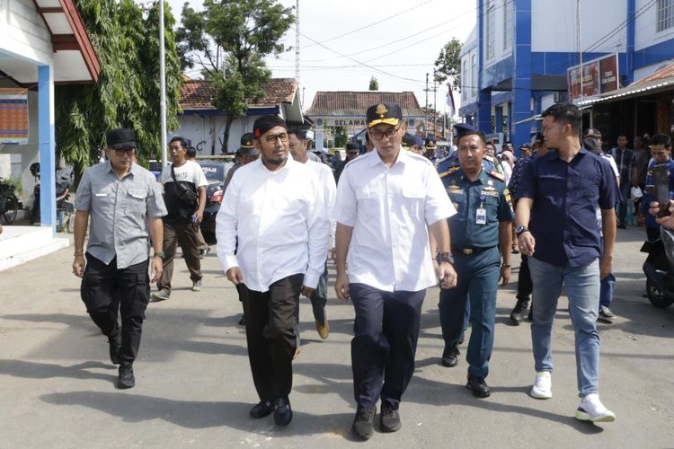 Bupati Sumenep Achmad Fauzi bersama Direktur Jenderal (Dirjen) Perhubungan Laut (Hubla) Kementerian Perhubungan, Antoni Arif Priadi di Sumenep, Minggu (31/3/2024). 