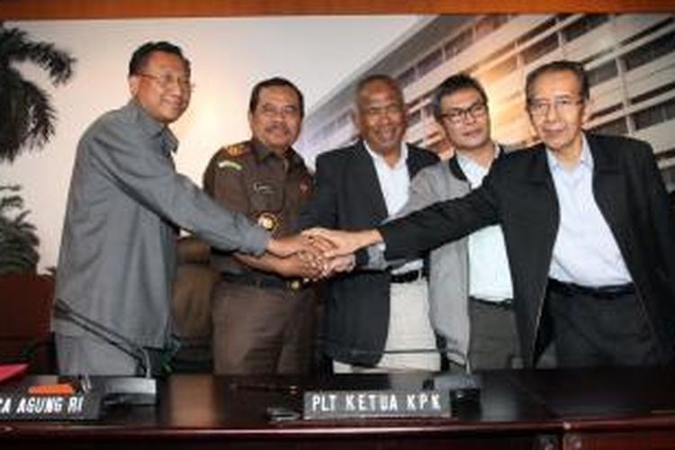 Plt Ketua KPK Taufiqurahman Ruki (tengah) bersama Jaksa Agung AM Prasetyo (dua kiri), Jampidus Widyo Pramono (kiri), Plt Komisioner KPK Johan Budi (dua kanan), dan Komisioner KPK Zulkarnain saling berjabat tangan usai menggelar konferensi pers bersama di Gedung Kejaksaan Agung, Jakarta, Senin (23/2/2015). Dalam kesempatan tersebut KPK dan Kejagung menyatakan kesiapannya untuk bersinergi dalam memberantas korupsi.