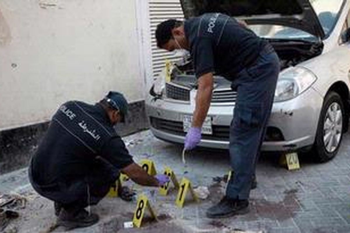 Polisi Bahrain sedang memeriksa TKP tempat terjadinya ledakan yang menewaskan dua orang pekerja asing, Senin (5/11/2012).