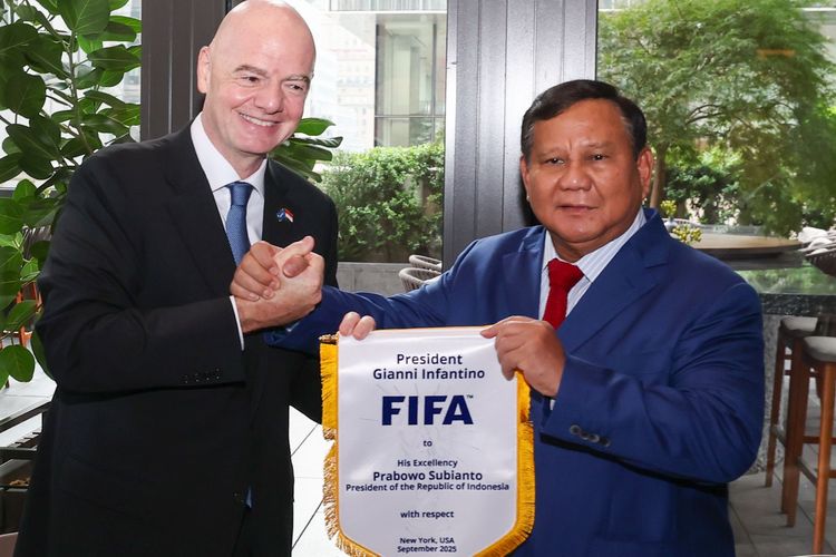 Presiden Republik Indonesia, Prabowo Subianto, bertemu dengan Presiden FIFA, Gianni Infantino, di sela-sela rangkaian Sidang Umum Perserikatan Bangsa-Bangsa (PBB) di New York, Amerika Serikat, Rabu (24/9/2025) waktu setempat.
