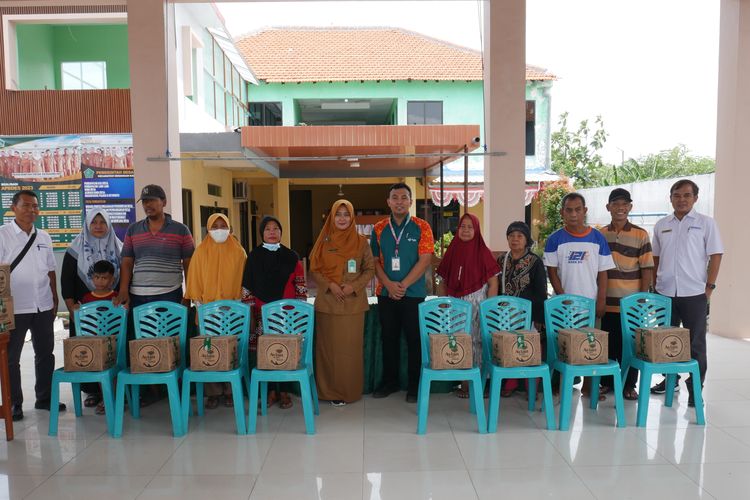 PT Avia Avian Tbk (Avia) salurkan bantuan 500 paket sembako bagi masyarakat Sidoarjo, Jawa Timur, Senin (18/3/2024).