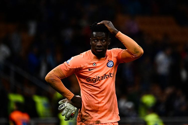 Reaksi kiper Kamerun, Andre Onana, pada akhir laga Inter vs Fiorentina di Stadion Guseppe Meazza, Milan, pada Sabtu (1/4/2023). Inter Milan membidik dua kiper baru untuk menggantikan Andre Onana yang selangkah lagi bakal gabung Man United.