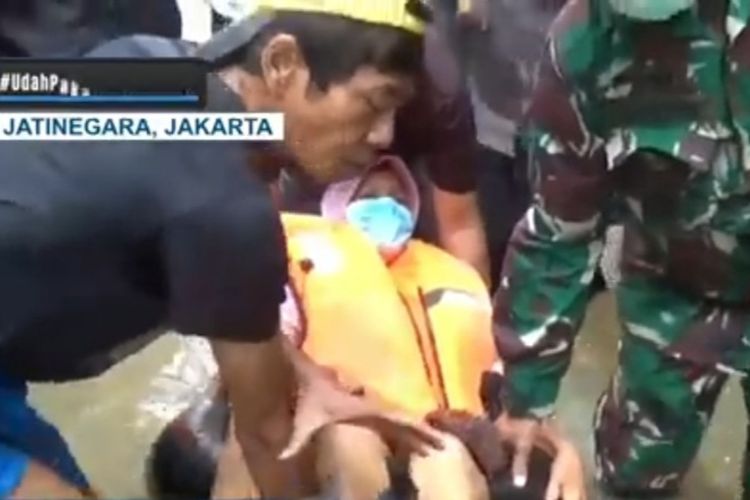 Seorang nenek berusia 51 tahun berhasil dievakuasi tim SAR dari rumahnya di Bidara Cina, Jatinegara, Jakarta Timur, pada Senin (8/2/2021) setelah sempat terjebak banjir.