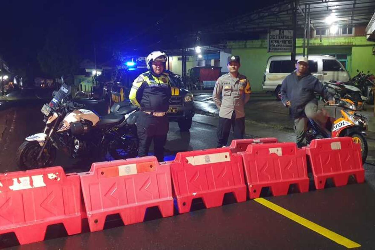 Petugas gabungan TNI Polri BPBD Majalengka dan Kuningan melakukan penanganan di lokasi longsor dan juga titik pengalihan arus, pada Rabu malam hingga Kamis (16/1/2025) dini hari