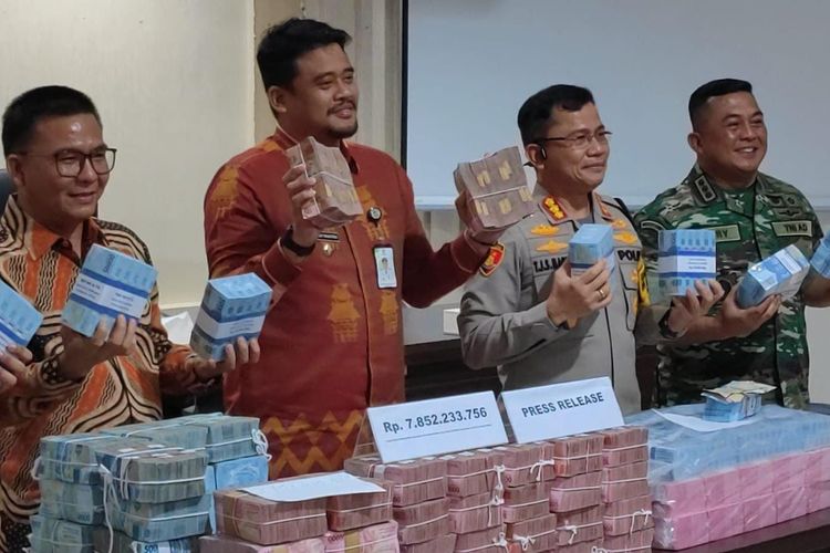 Kejaksaan Negeri Medan saat menyerahkan uang penagihan proyek gagal proyek lampu pocong kepada Wali Kota Medan, Bobby Nasution, Jum'at (29/12/2023)