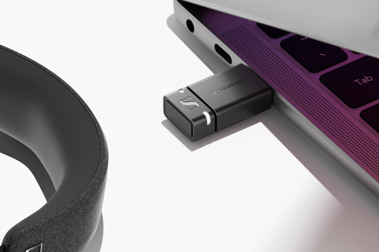 Tampang dongle Bluetooth Sennheiser BTD 600 di Accentum Wireless SE yang baru saja dirilis