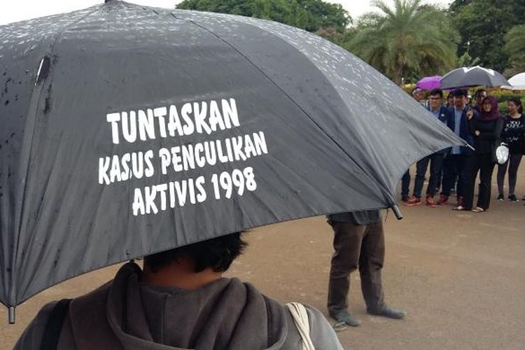 Aksi Kamisan di depan Istana Negara, Jalan Medan Merdeka Utara, Jakarta
Pusat, Kamis (21/1/2016).
