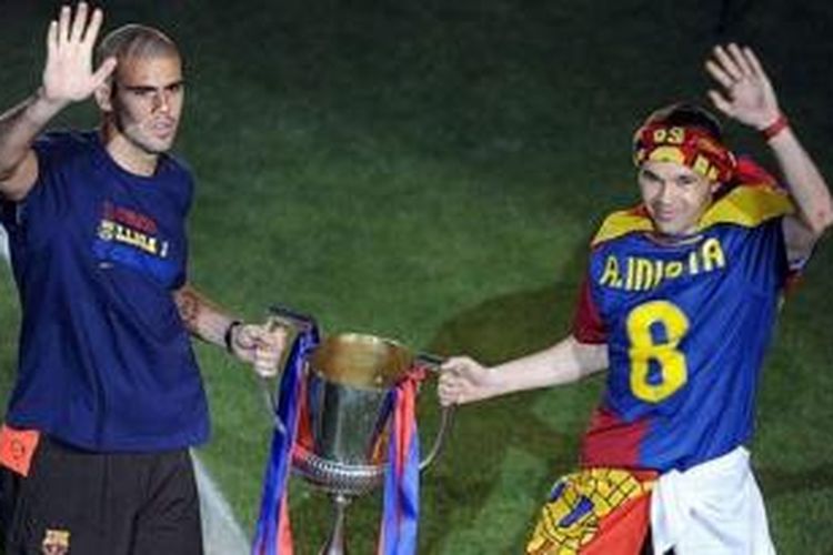 Kiper Barcelona, Victor Valdes (kiri) dan Andres Iniesta. 