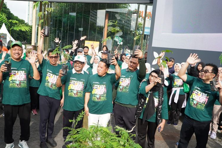Pimpinan Pusat Ikatan Sarjana Nahdlatul Ulama (PP ISNU) menggelar kegiatan Fun Walk yang diikuti ribuan peserta di kawasan Vilo Gelato, Stasiun BNI City, Jakarta, Minggu (21/12/2025).