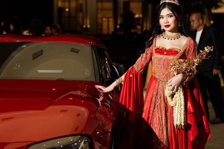 Remaja perempuan bernama Tali Kasih yang mendapatkan hadiah mobil mewah setelah ulang tahunnya ke 17.