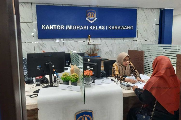 Pelayanan di Kantor Imigrasi Karawang, Senin (10/11/2025).