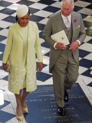 Pangeran Charles, dan ibu Meghan Markle, Doria Ragland (kiri) keluar dari Gereja St George setelah upacara pernikahan Pangeran Harry dan aktris AS Meghan Markle diIstana  Windsor, Sabtu 919/5/2018). (AFP/Owen Humphreys)