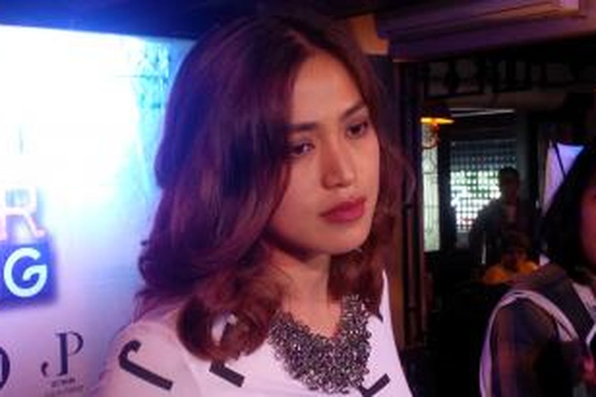 Artis peran dan pembawa acara Jessica Iskandar menghadiri soft launching produk lini busana para artis, Super Bintang, di Pisa Cafe, Menteng, Jakarta Pusat, Senin (7/12/2015).