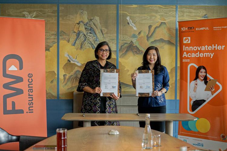 Lenny N. Rosalin (Deputi Bidang Kesetaraan Gender Kementerian Pemberdayaan Perempuan dan Perlindungan Anak KemenPPPA) dan Desy Natalia Widjaya (Direktur FWD Insurance) menandatangani nota kesepahaman program InnovateHer Academy (30/8/2023).