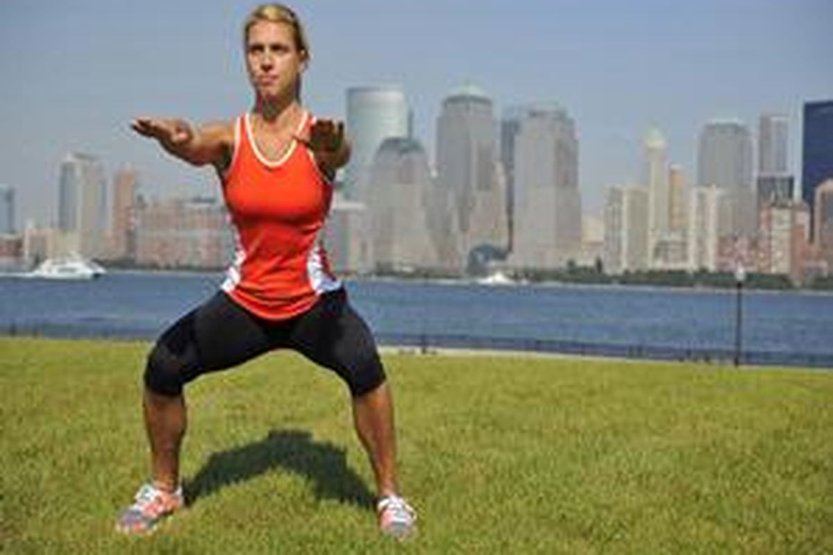 Squatting bisa menguatkan otot bokong dan perut. 