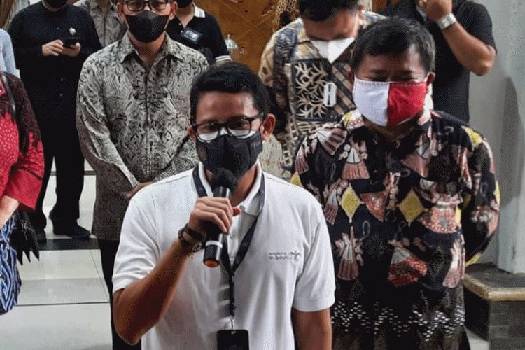 Menteri Pariwisata dan Ekonomi Kreatif Sandiaga Uno didampingi Bupati Garut Rudy Gunawan (kanan) memberikan keterangan pers saat kunjungan kerja ke Pendopo, Kabupaten Garut, Jawa Barat, Minggu (22/8/2021). 
